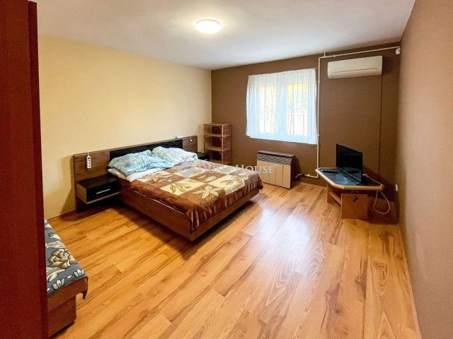 Eladó családi ház, Siófokon 195 M Ft, 12 szobás