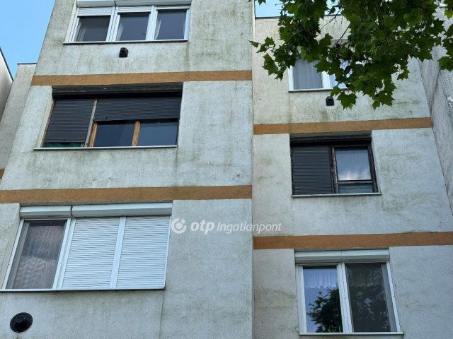 Eladó téglalakás, Tiszafüreden 24 M Ft, 3 szobás