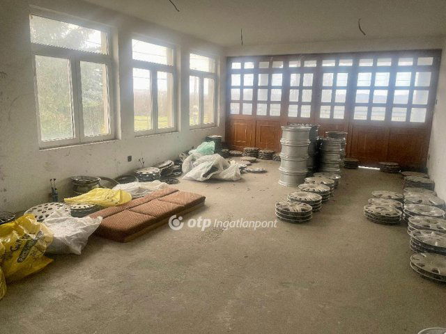 Eladó sorház, Pécsett 215 M Ft, 12+2 szobás