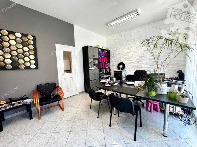 Eladó üzlethelyiség, Siklóson 89.9 M Ft, 3 szobás