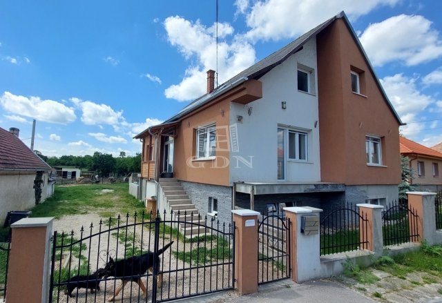 Eladó családi ház, Veszprémben 87.9 M Ft, 4 szobás