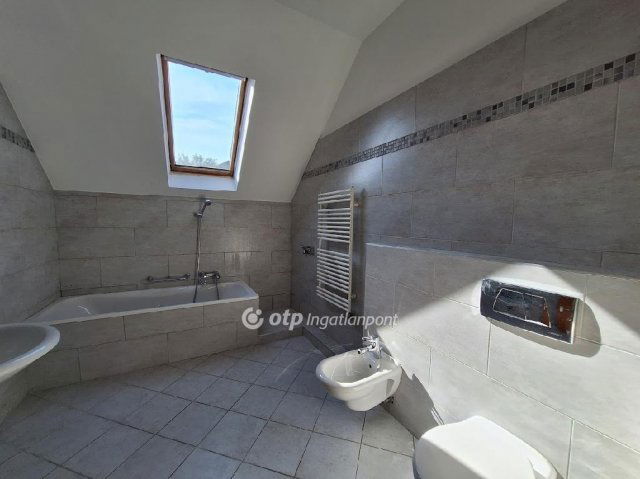 Eladó téglalakás, Veszprémben 119 M Ft, 4 szobás