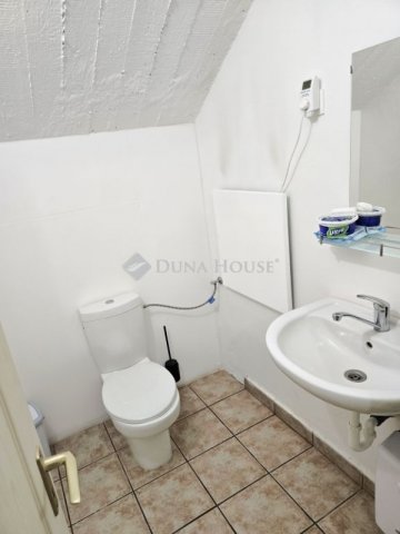 Eladó üzlethelyiség, Pécsett 490 M Ft, 30 szobás