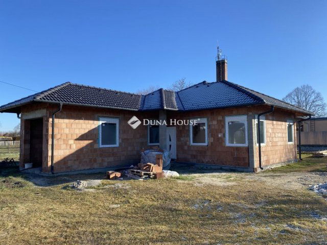 Eladó családi ház, Tasson 65 M Ft, 4 szobás