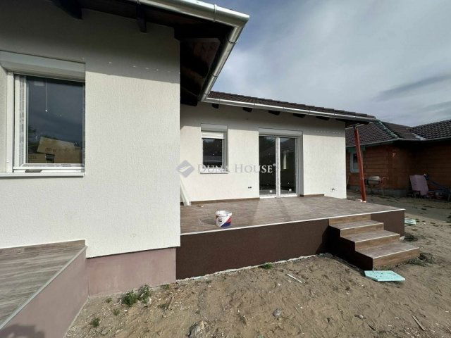 Eladó ikerház, Monorierdőn 65 M Ft, 4 szobás