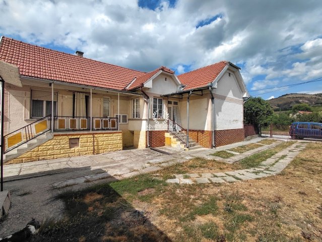 Eladó családi ház, Arlón 9.9 M Ft, 3 szobás