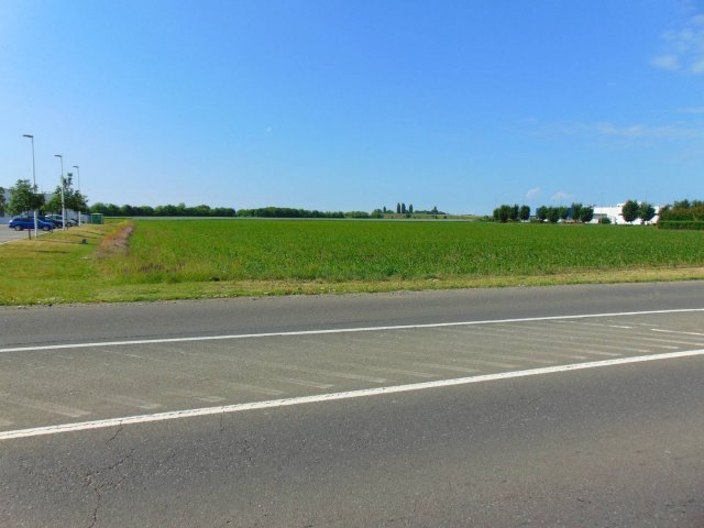 Eladó telek, Mohácson, Pécsi úton 100 M Ft