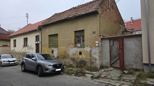 Eladó téglalakás, Pécsett, Könyök utcában 32 M Ft, 2+1 szobás