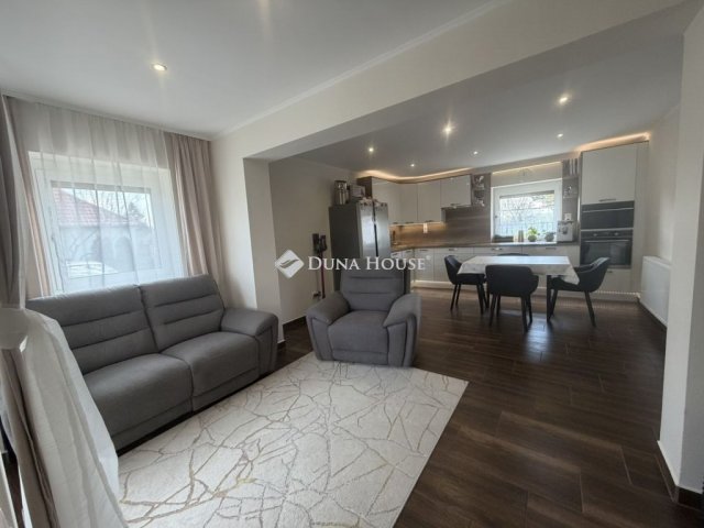 Eladó családi ház, Péren 99.9 M Ft, 4 szobás