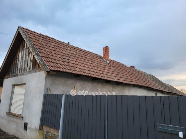 Eladó családi ház, Jászfényszarun 12.1 M Ft, 1 szobás