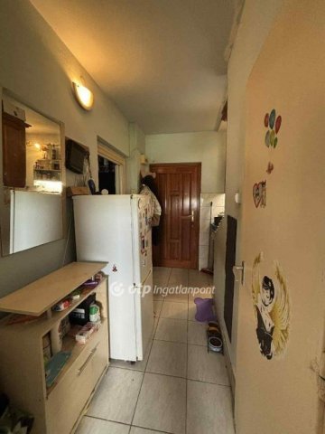 Eladó panellakás, Ajkán 22.5 M Ft, 1+1 szobás