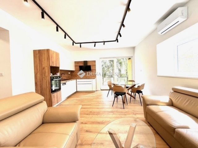 Eladó téglalakás, Pécsett 79.9 M Ft, 5 szobás