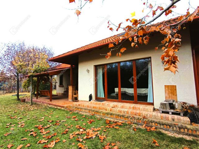 Eladó családi ház, Szegeden 209.9 M Ft, 6 szobás