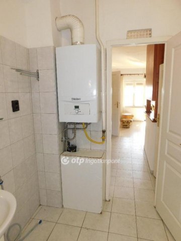 Eladó családi ház, Pécsett 299 M Ft, 9 szobás