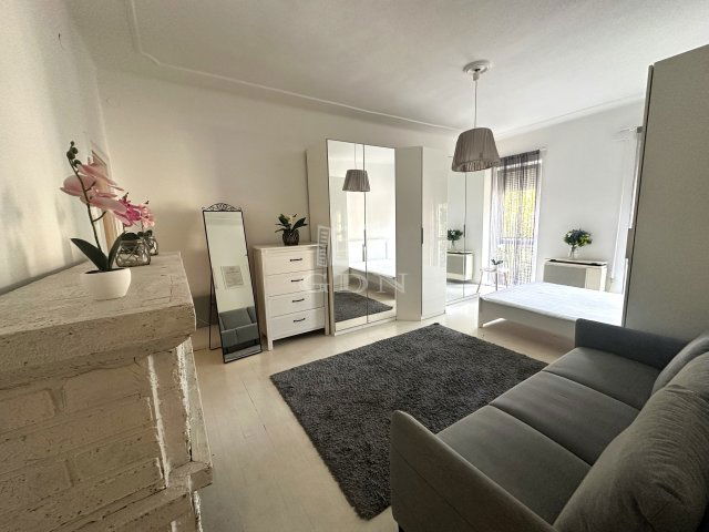 Eladó téglalakás, Kaposváron 28.99 M Ft, 1 szobás