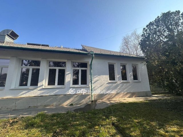 Eladó üzlethelyiség, Vecsésen 240 M Ft, 10 szobás