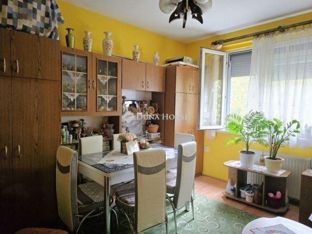 Eladó panellakás, Pécsett 47.9 M Ft, 2 szobás