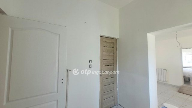 Eladó üzlethelyiség, Jászberényben 79 M Ft