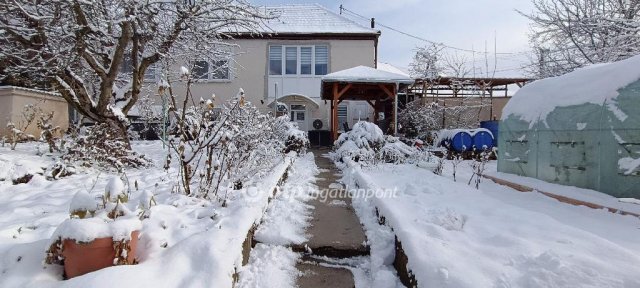 Eladó családi ház, Ajkán 74 M Ft, 4 szobás