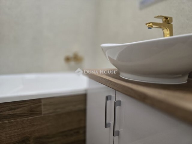 Eladó téglalakás, Pécsett, Kőrösi Csoma Sándor utcában