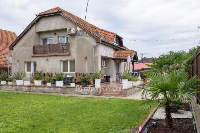 Eladó családi ház, Cegléden 90 M Ft, 4+1 szobás