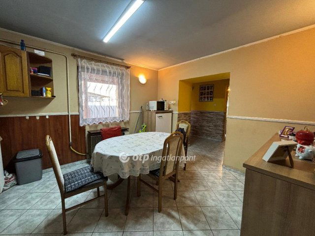 Eladó családi ház, Pápán 38.7 M Ft, 3 szobás
