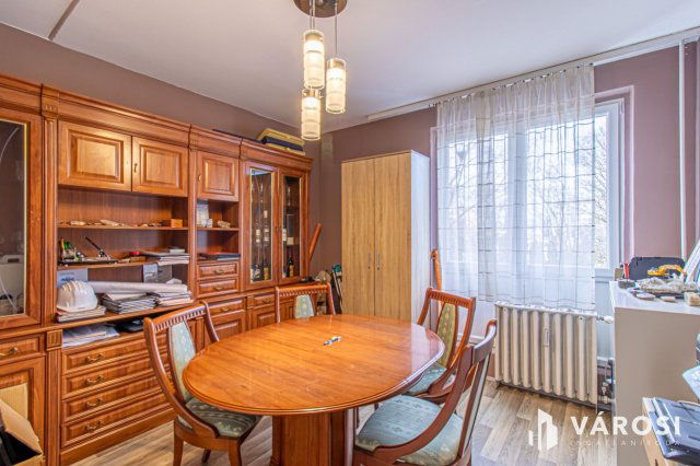 Eladó panellakás, Pécsett 50 M Ft, 3 szobás