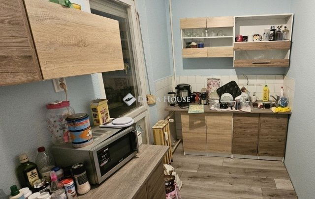 Eladó panellakás, Pécsett 46.99 M Ft, 4 szobás