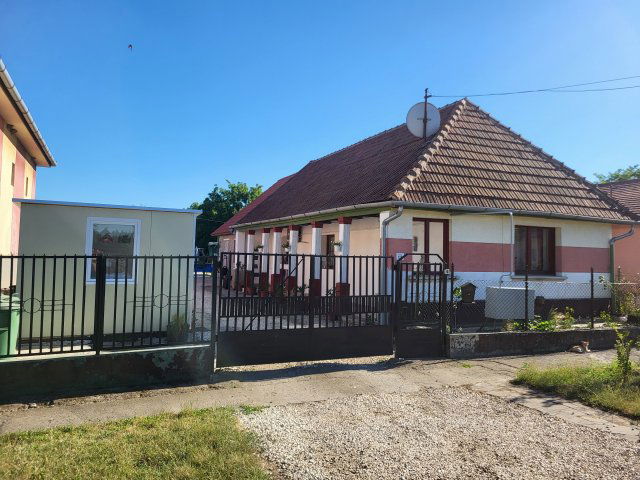 Eladó családi ház, Zsámbokon 35 M Ft, 2 szobás