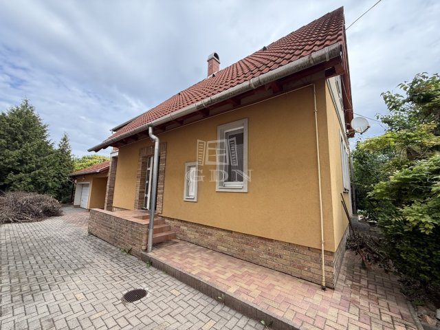 Eladó családi ház, Székesfehérvárott 120 M Ft, 3 szobás