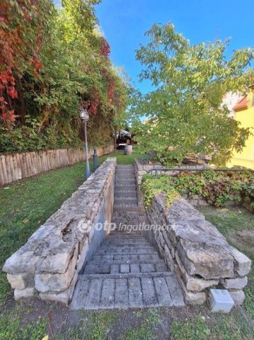 Eladó téglalakás, Veszprémben 89 M Ft, 4 szobás