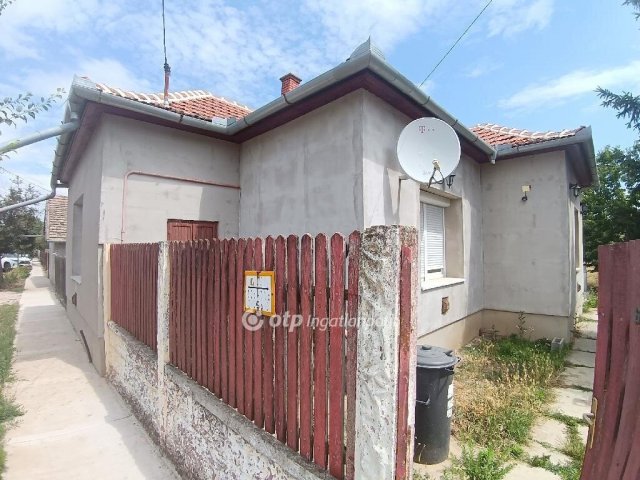 Eladó családi ház, Törökszentmiklóson 24.5 M Ft, 1+1 szobás