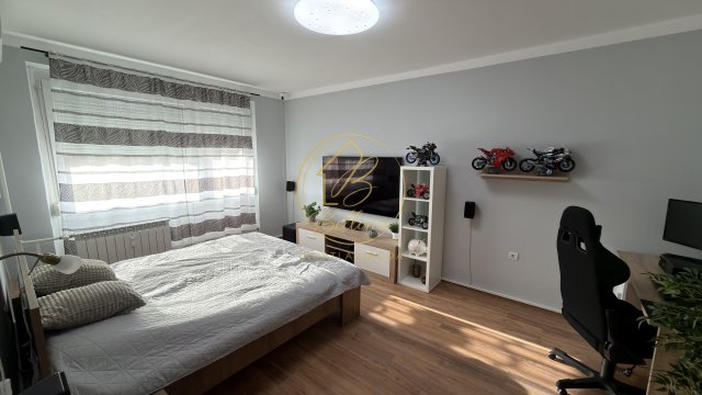 Eladó panellakás, Pécsett, Uitz Béla utcában 39.9 M Ft