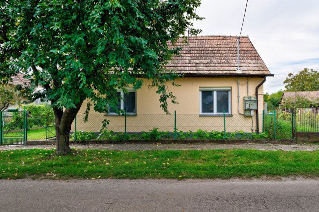 Eladó családi ház, Balatonszabadiban 59.9 M Ft, 5 szobás