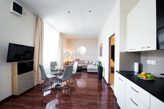 Eladó téglalakás, V. kerületben, Petőfi Sándor utcában