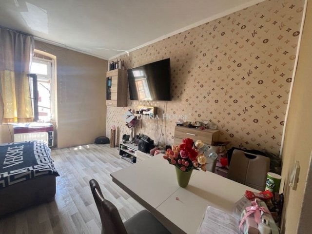 Eladó téglalakás, Pécsett 18.2 M Ft, 1 szobás