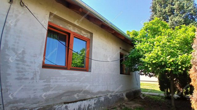 Eladó családi ház, Nován 29.5 M Ft, 2 szobás