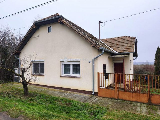 Eladó családi ház, Dombóváron 26 M Ft, 2 szobás