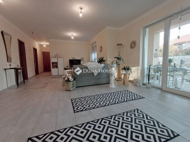 Eladó családi ház, Dunabogdányban 139 M Ft, 1 szobás