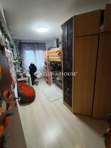 Eladó panellakás, Budapesten, III. kerületben 83.99 M Ft