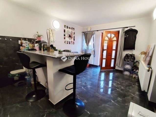 Eladó családi ház, Vecsésen 73.5 M Ft, 7 szobás