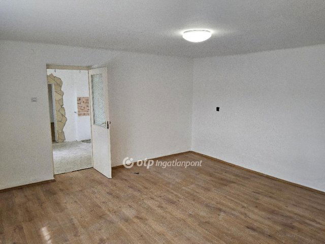 Eladó családi ház, Száron 45 M Ft, 2 szobás