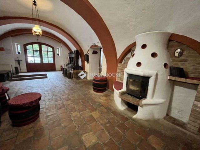 Eladó üzlethelyiség, Hőgyészen 82.55 M Ft