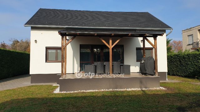 Eladó családi ház, Balatonföldváron 188 M Ft, 6+1 szobás