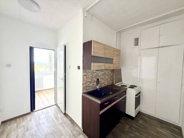 Eladó panellakás, Oroszlányban 29.99 M Ft, 1+1 szobás