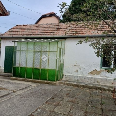 Eladó családi ház, Pécsett 39 M Ft, 3 szobás