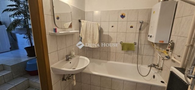 Eladó családi ház, Pécsett 39.99 M Ft, 3 szobás