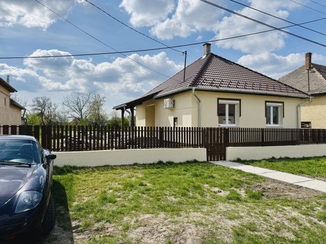 Eladó családi ház, Decsen 34.9 M Ft, 2 szobás