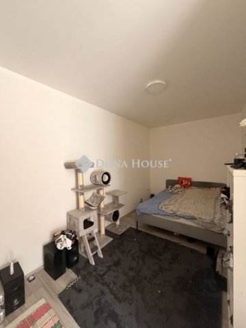 Eladó családi ház, Vecsésen 185 M Ft, 9 szobás