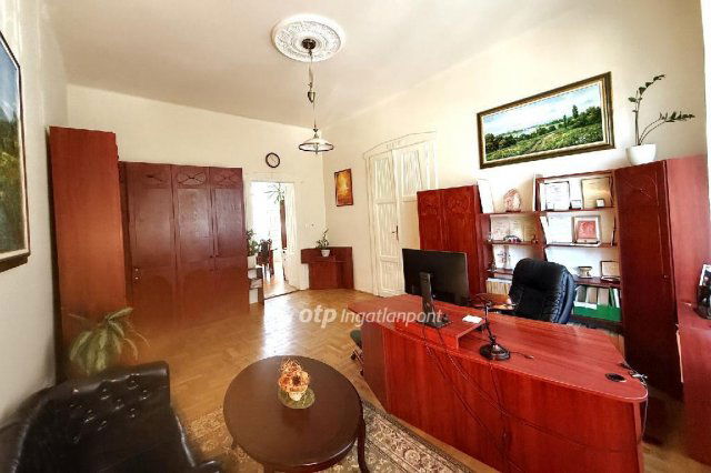 Eladó téglalakás, Székesfehérvárott 179.9 M Ft, 5 szobás